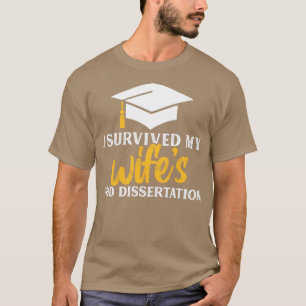 Ik overleefde mijn wifes phd-dessertatie grappig c t-shirt