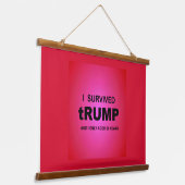 Ik overleefde tRUMP Hangend Wandkleed (Gebogen)