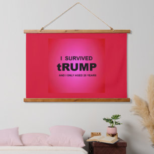 Ik overleefde tRUMP Hangend Wandkleed