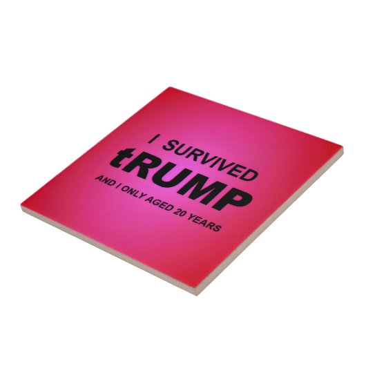 Ik overleefde tRUMP Tegeltje (Zijkant)