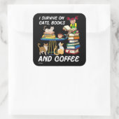 IK OVERLEVEN OP KATTEN, BOEKEN EN KOFFIE grappige  Vierkante Sticker (Tas)