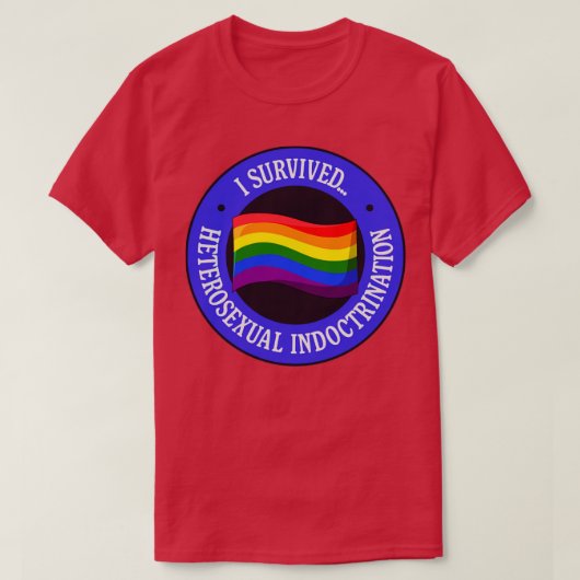 Ik overlevende heteroseksuele doctrinatie Pride T-shirt (Design voorkant)