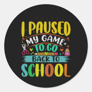 Ik pauzeer mijn spel om naar school student eerste ronde sticker