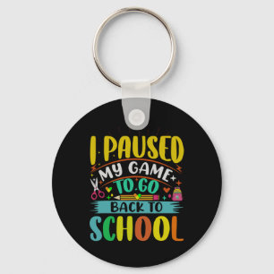 Ik pauzeer mijn spel om terug naar school student  sleutelhanger