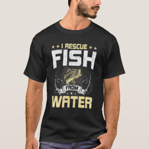 Ik red vissen uit het water met fly fishing t-shirt