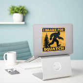 Ik Rem Voor Squatch Retro Bigfoot Grappig Geel Sticker (Laptop op bureau)