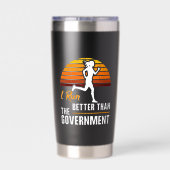 Ik ren beter dan de regering Grappige hardloper Geïsoleerde Drinkbeker (Achterkant)