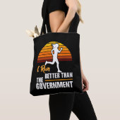 Ik ren beter dan de regering Grappige hardloper Tote Bag (Dichtbij)