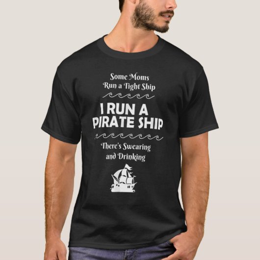 Ik ren een piratenschip dat moeder Drink te zweren T-shirt (Voorkant)