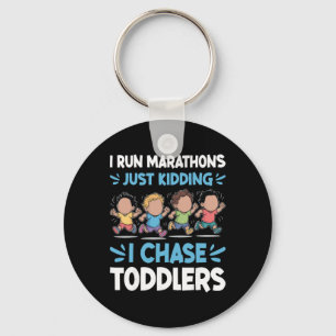 Ik ren marathon, grapje, ik jaag peuters dagopvang sleutelhanger