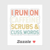 Ik ren op cafeïne scrubs & cuss woorden sticker (Vel)