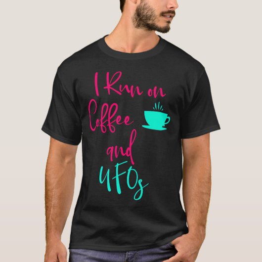 Ik ren op Coffee en UFO's Schattigee Alien Quote T-shirt (Voorkant)