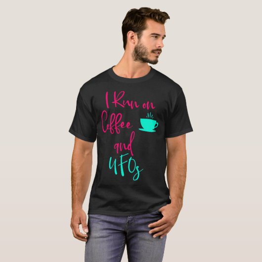 Ik ren op Coffee en UFO's Schattigee Alien Quote T-shirt (Voorkant volledig)