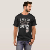 Ik ren op Cuss Words Chaos Coffee Caffeine Addict. T-shirt (Voorkant volledig)
