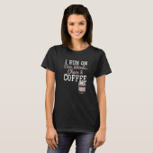 Ik ren op Cuss Words Chaos Coffee Caffeine Addict. T-shirt (Voorkant volledig)