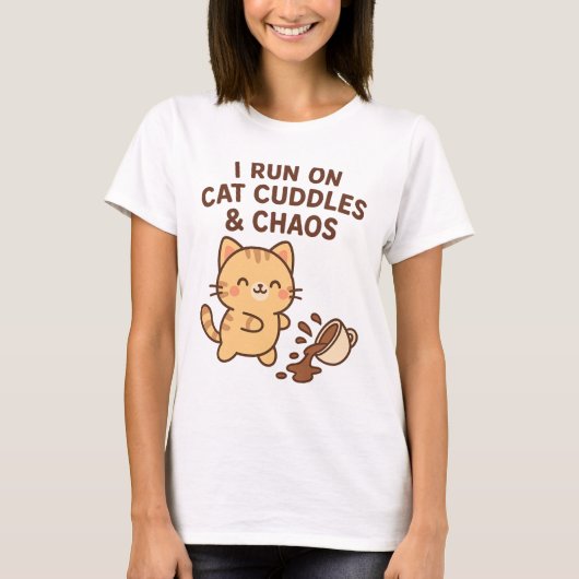 Ik ren op kattenknuffels en chaos - Schattigee kat T-shirt (Voorkant)