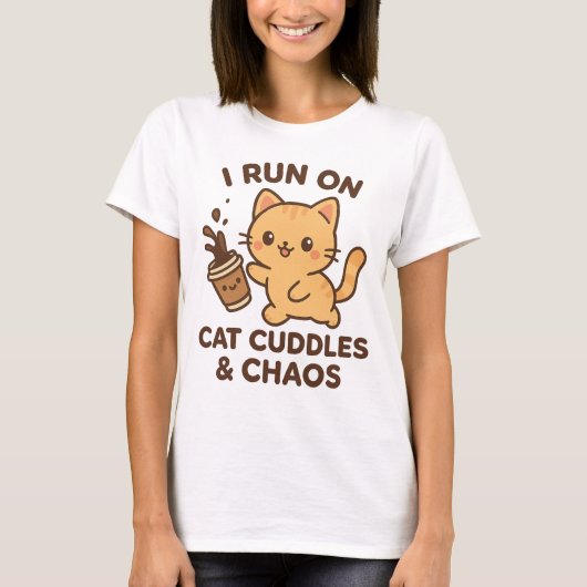 Ik ren op kattenknuffels en chaos - Schattigee kat T-shirt (Voorkant)