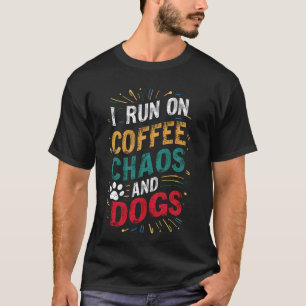 Ik ren op koffie, chaos en honden Koffieverslaafde T-shirt
