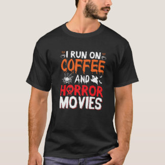 Ik ren op koffie en horror films Halloween koffie T-shirt
