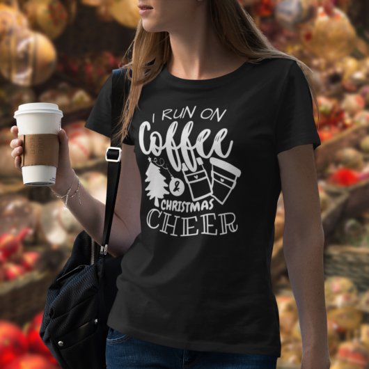 Ik ren op koffie en kerstmis White script T-shirt