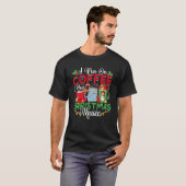 Ik ren op koffie en kerstmuziek Eggnog latte H T-shirt (Voorkant volledig)