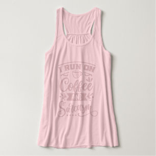 Ik ren op koffie en sarcasme Humor en grappen roze Tanktop