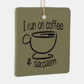 Ik ren op koffie en sarcasme keramisch ornament (Rechts)