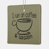 Ik ren op koffie en sarcasme keramisch ornament (Links)