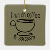 Ik ren op koffie en sarcasme keramisch ornament (Achterkant)