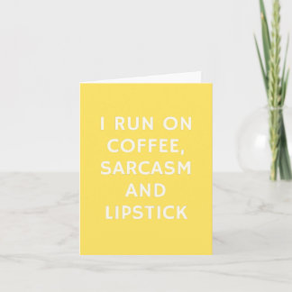 Ik ren op koffie, sarcasme en lippenstift - Grappi Kaart