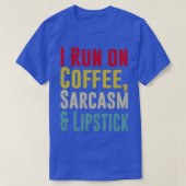 Ik ren op KOFFIE SARCASME en Lipstick Grappig T-shirt (Design voorkant)