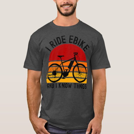 Ik rijd met Ebike en ik ken dingen fietsretroret T-shirt (Voorkant)