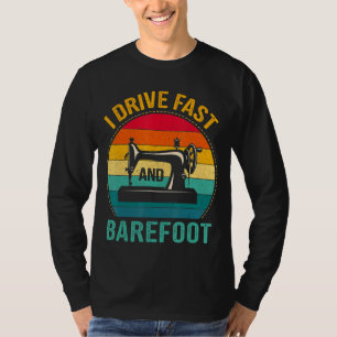 Ik rijd snel en blote voeten naaimachine vrouwen 1 t-shirt
