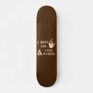 "IK RUN OP KOFFIE EN CUSSWORDS" grappige koffiepun Persoonlijk Skateboard