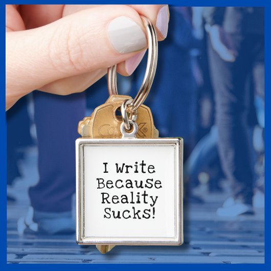 Ik schrijf omdat de werkelijkheid klote is met een sleutelhanger