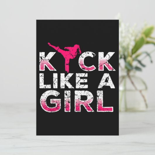 Ik sla op een meisje dat Karate Kickboxing is Kaart (Staand voorkant)