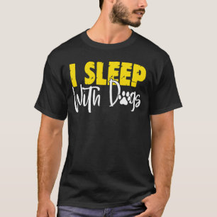 Ik slaap met honden Hond T-shirt