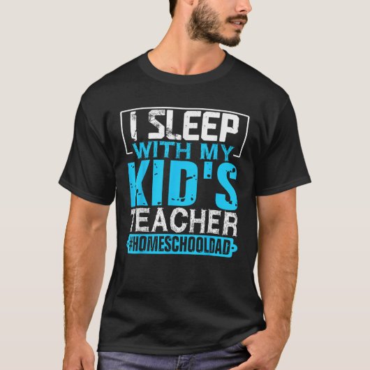Ik slaap met mijn Kinderen leraar Funny Homeschool T-shirt (Voorkant)