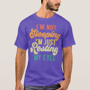 Ik slaap niet alleen maar mijn ogen rusten t-shirt