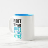 Ik slaap niet, ik ruik gewoon mijn ogen. tweekleurige koffiemok (Voorkant links)