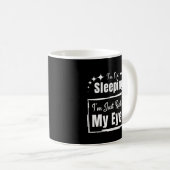 Ik slaap niet, ik rust alleen mijn ooguitdrukking koffiemok (Voorkant rechts)