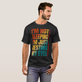 ik slaap niet, ik rust gewoon mijn ogen t-shirt (Voorkant volledig)