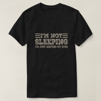 Ik slaap niet, ik rust gewoon mijn ogen uit Grappi T-shirt
