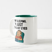 Ik slaap niet, ik rust gewoon mijn ogen uit tweekleurige koffiemok (Voorkant links)