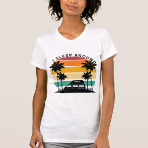 Ik slaap rond Van Life Pun Vinatge Sunset reizen T-shirt