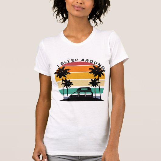 Ik slaap rond Van Life Pun Vinatge Sunset reizen T-shirt (Voorkant)