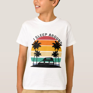 Ik slaap rond Van Life Pun Vinatge Sunset reizen T-shirt