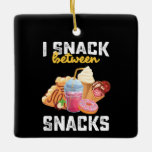 Ik snack tussen snacks eten lieve liefhebbers keramisch ornament<br><div class="desc">Ik snack tussen snacks eten lieve liefhebbers</div>