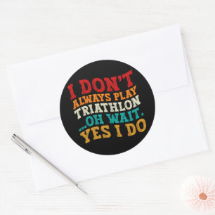 Ik speel niet altijd triathlon, wacht ja, dat doe  ronde sticker