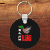 Ik speel nog steeds Duck Duck Goose Funny Duck Hun Sleutelhanger (Voorkant)